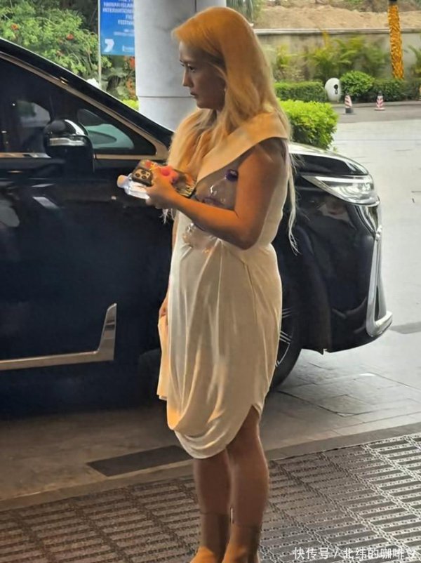 39岁何洁现身行径，一头金发很显黑，小腿粗壮，网友：嗅觉好探究